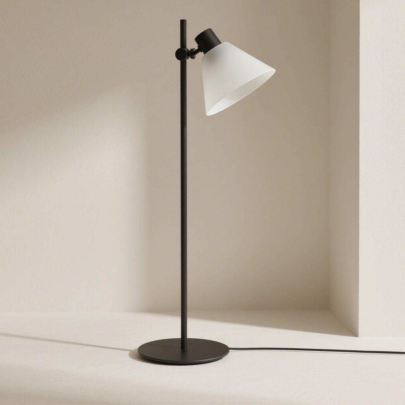 LED stojací lampa ve tvaru reproduktoru s výtahem v moderním obývacím pokoji