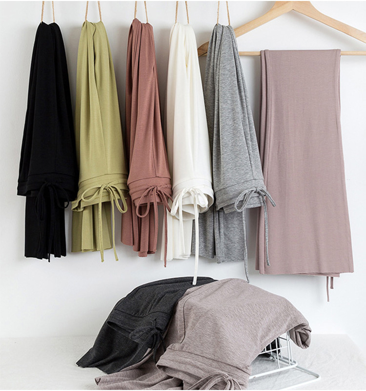 フレア裾が特徴のレディースパンツ後ろ姿