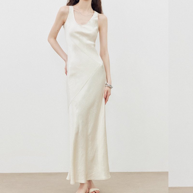 Der kragen der ärmel macht ein schlankes kleid aus