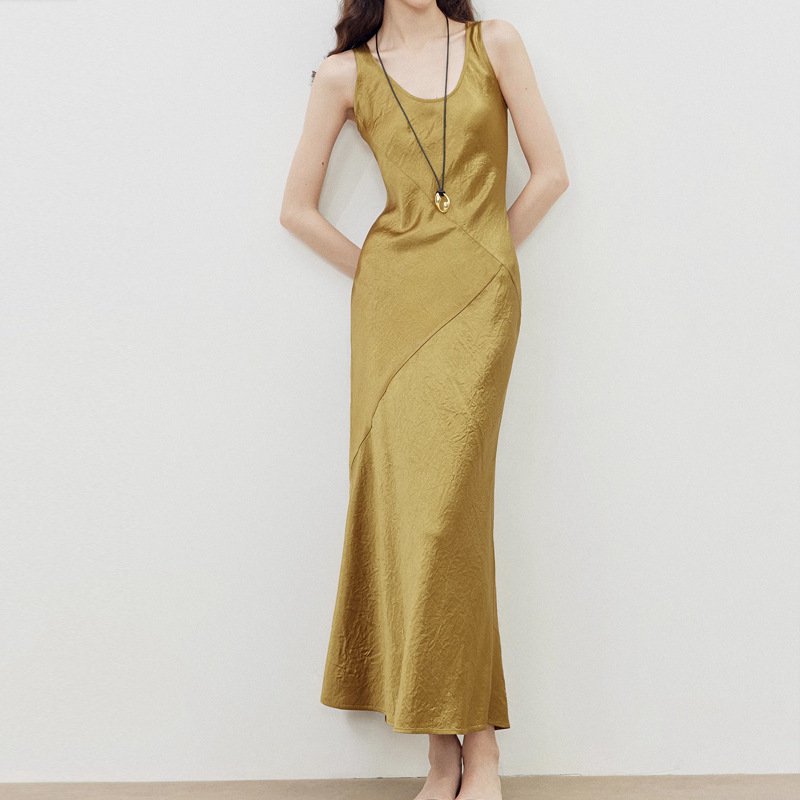 Der kragen der ärmel macht ein schlankes kleid aus