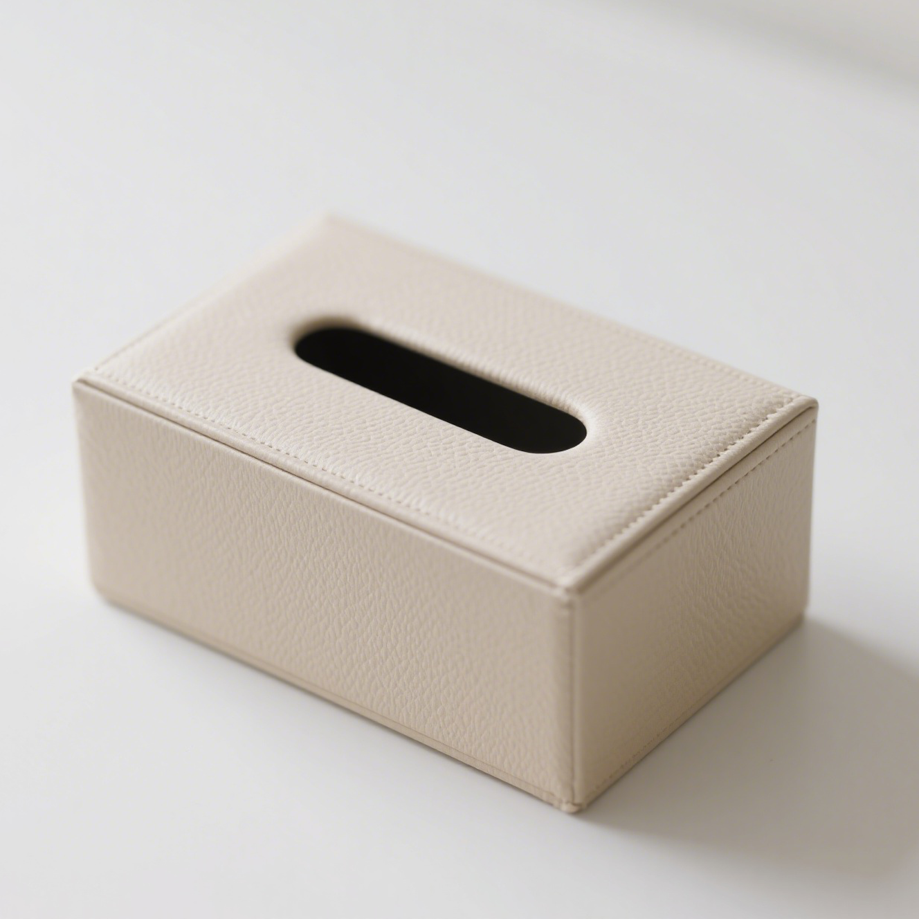Exquisite Taschentuchbox aus Leder auf einem Wohnzimmertisch