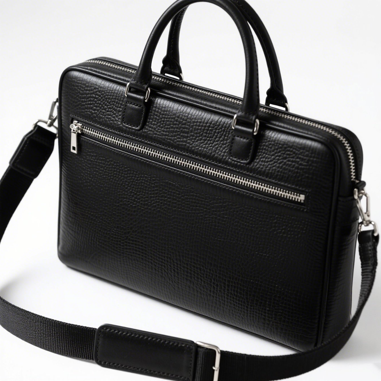 Detail kvalitního materiálu černé aktovky