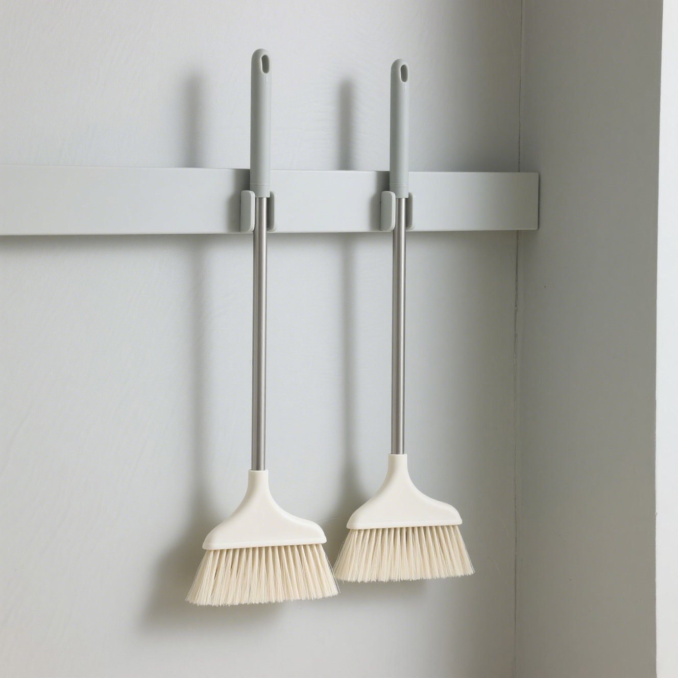 家庭用ほうきで床を掃除する様子