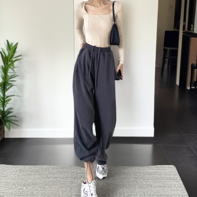 ツイード素材を使用したスウェットパンツのディテール