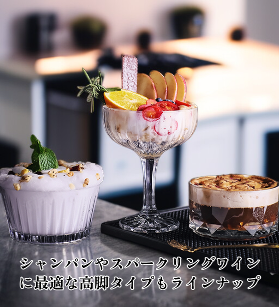 花びらモチーフの赤ワイングラスのアップ画像