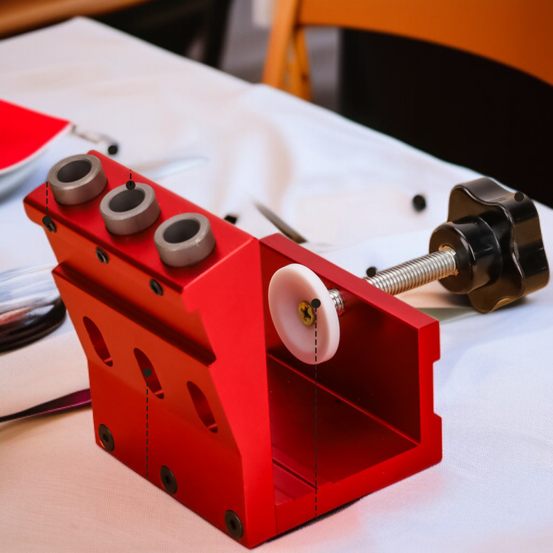 斜め穴オープナーを使ったキャビネット穴あけ作業