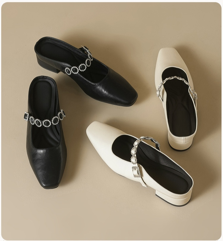 ラインストーン装飾が輝くアウトドアサンダル