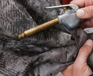 高吸収性の吸水シートで水を拭き取るシーン