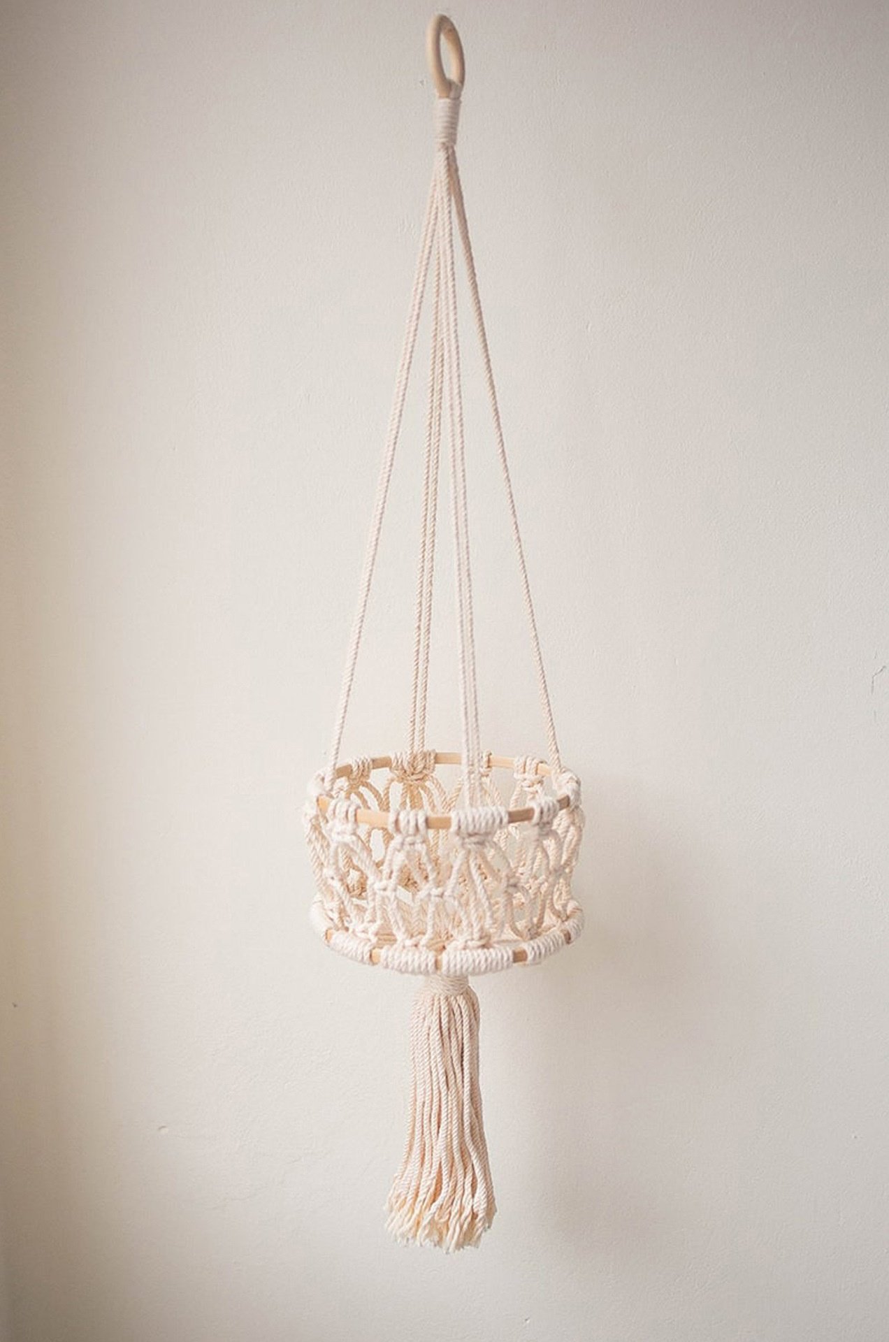 Cesta de almacenamiento de cuerda de algodón tejida a mano colgada en la pared