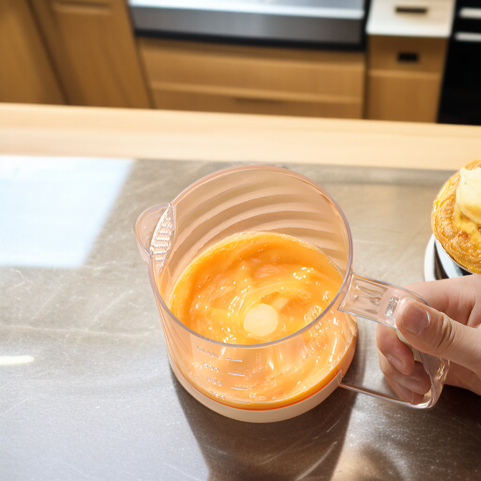 주방에서 믹싱 컵 사용하는 이미지