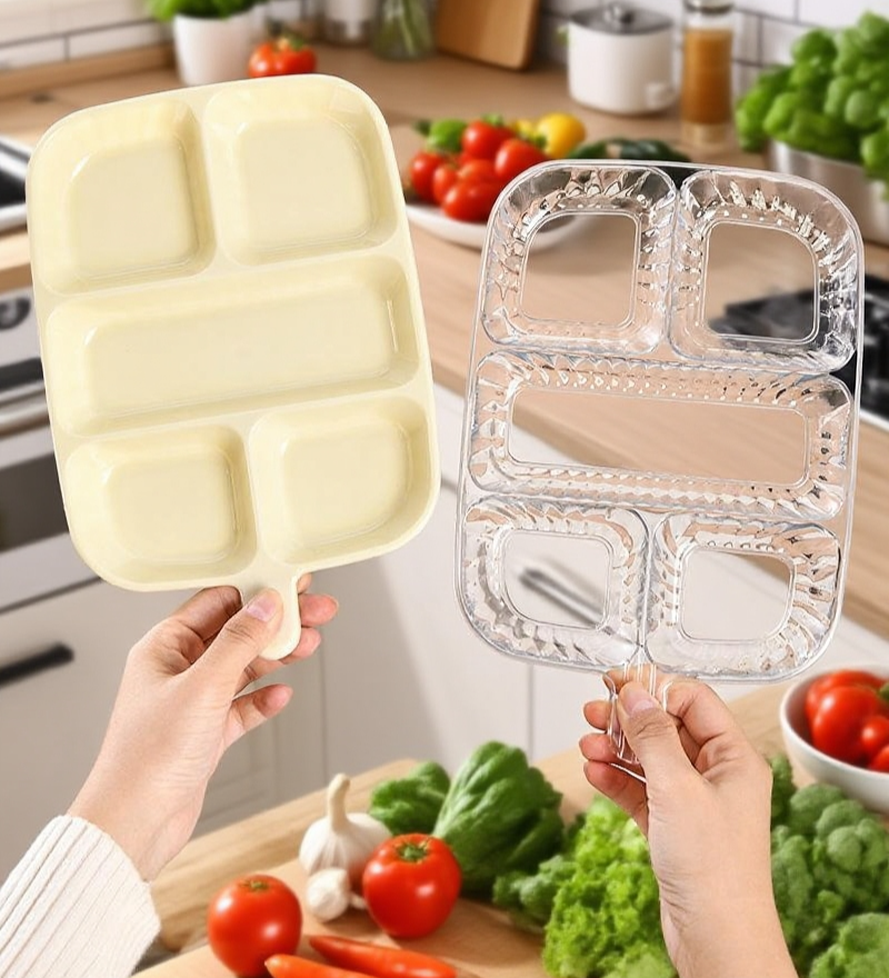 식탁 위에 놓인 스플릿 반찬 접시