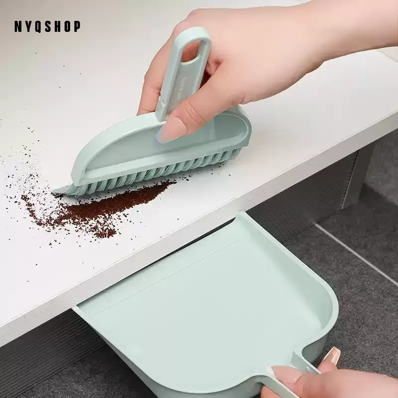 Koště cu perie moale integrată pentru îndepărtarea prafului