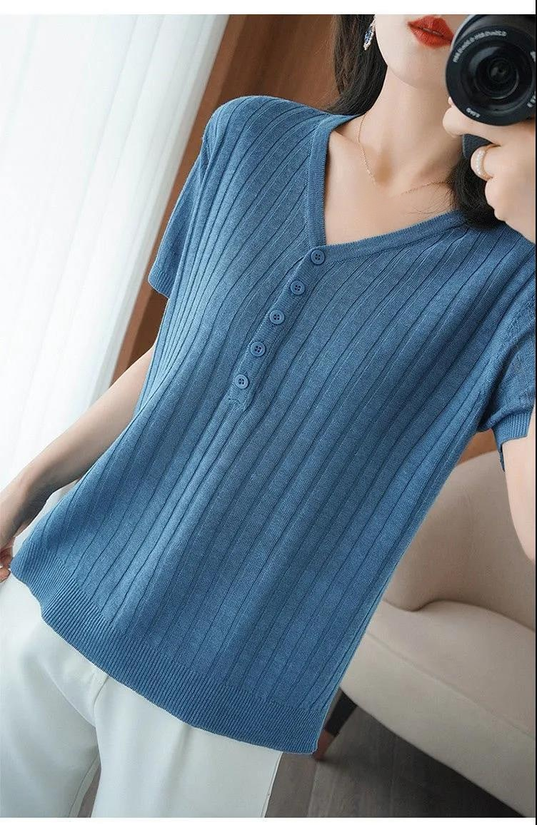 ゆったりシルエットの夏用ニット着用イメージ