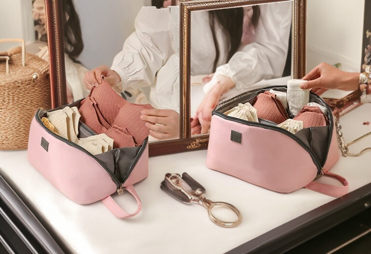 スーツケースにもすっきり収まる収納バッグ