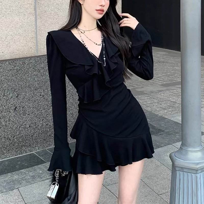 Kleid mit Rüschen und V-Ausschnitt