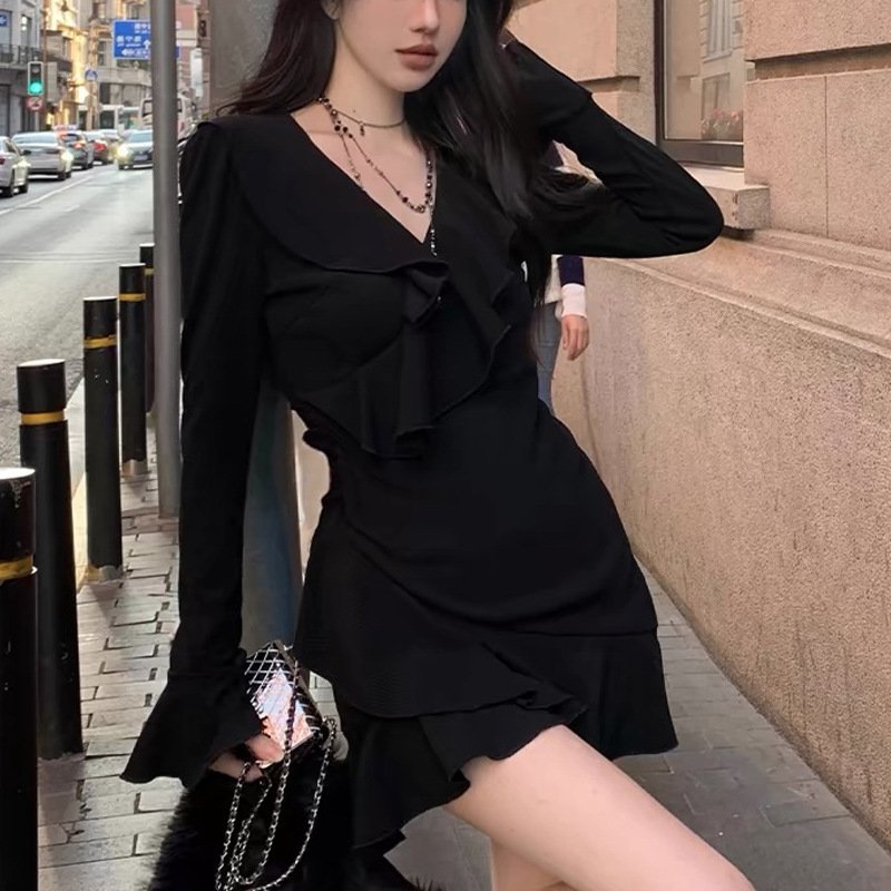 Kleid mit Rüschen und V-Ausschnitt