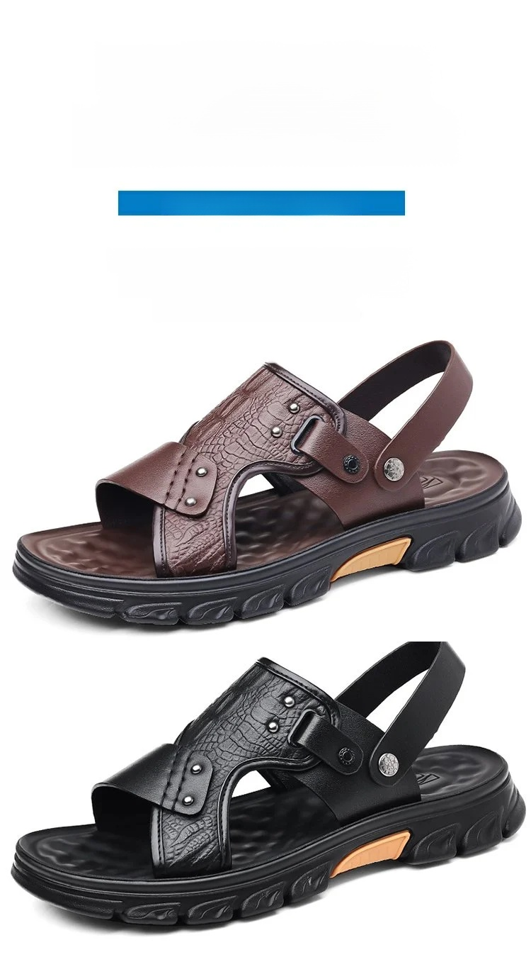 Sandales outdoor homme motif crocodile portées en extérieur