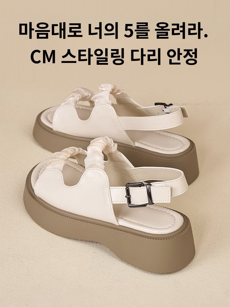 버클 포인트가 돋보이는 여성 캐주얼 샌들