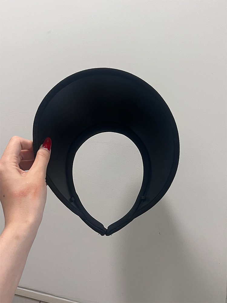 챙이 크고 윗부분이 움푹 들어간 모자 정면 사진