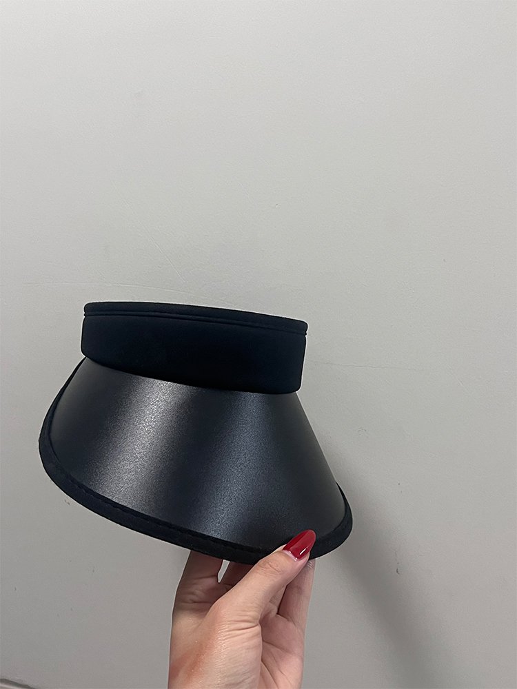 챙이 크고 윗부분이 움푹 들어간 모자