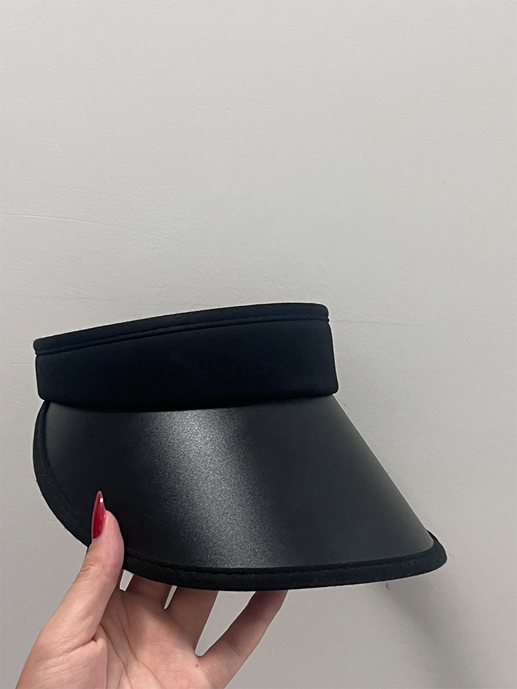 챙이 크고 윗부분이 움푹 들어간 모자