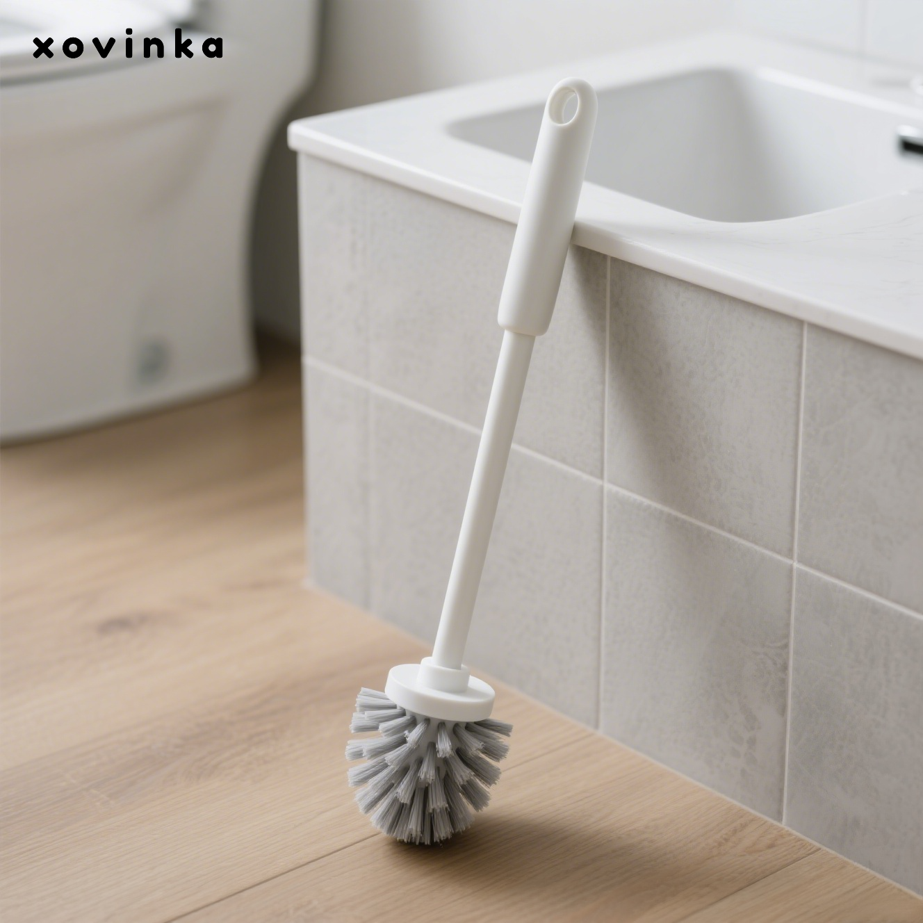 가정용 변기 브러시 사용 장면