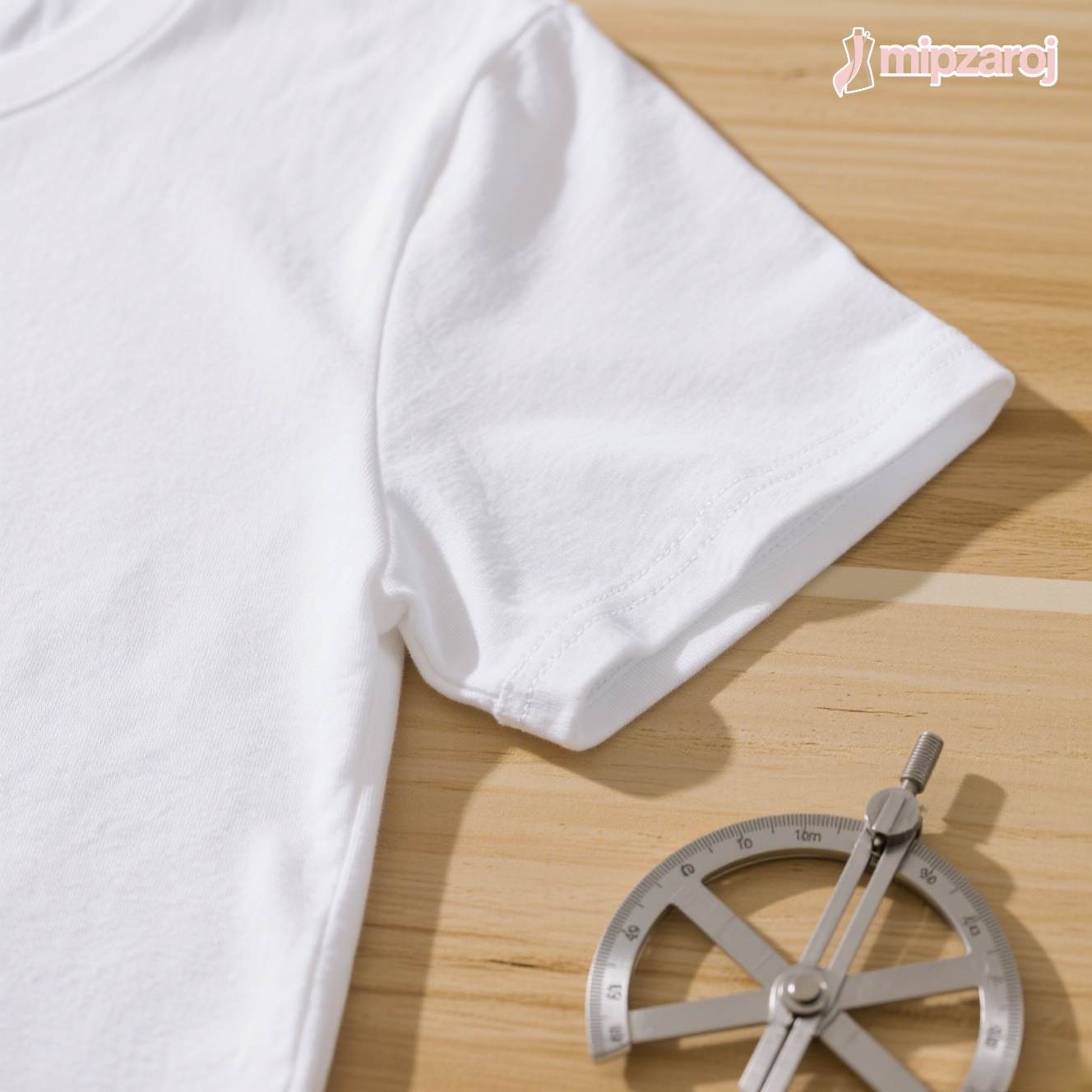 綿 100% の白い T シャツ