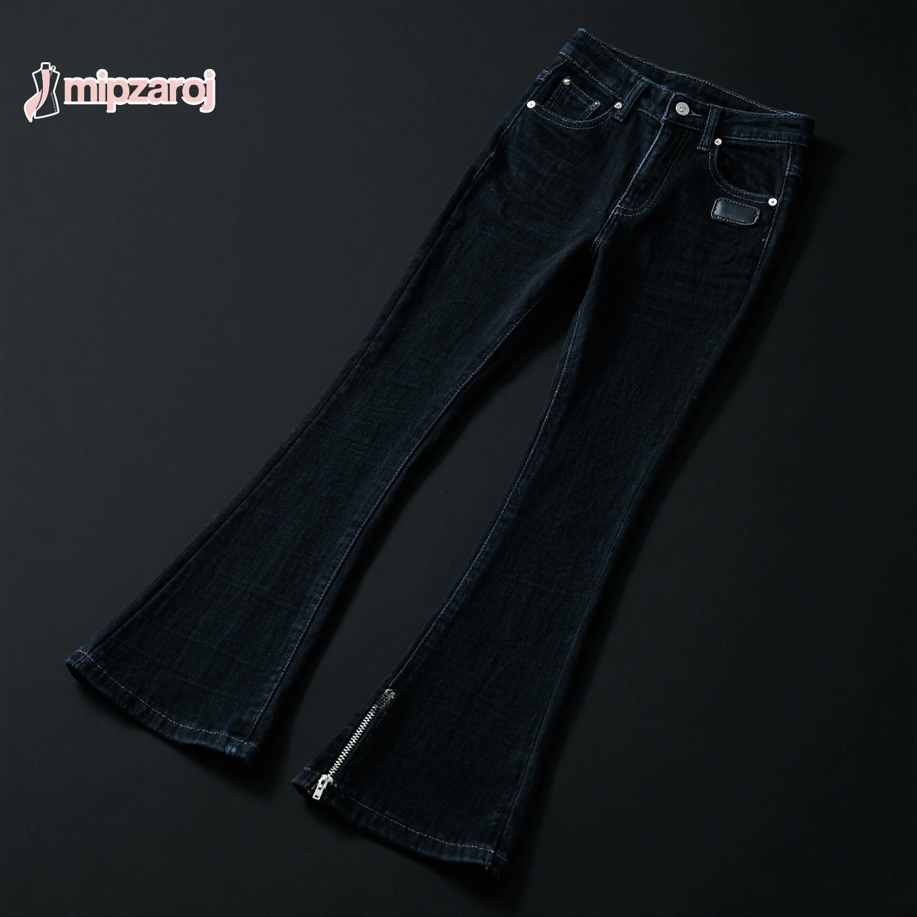 黒いタイトデニムパンツ