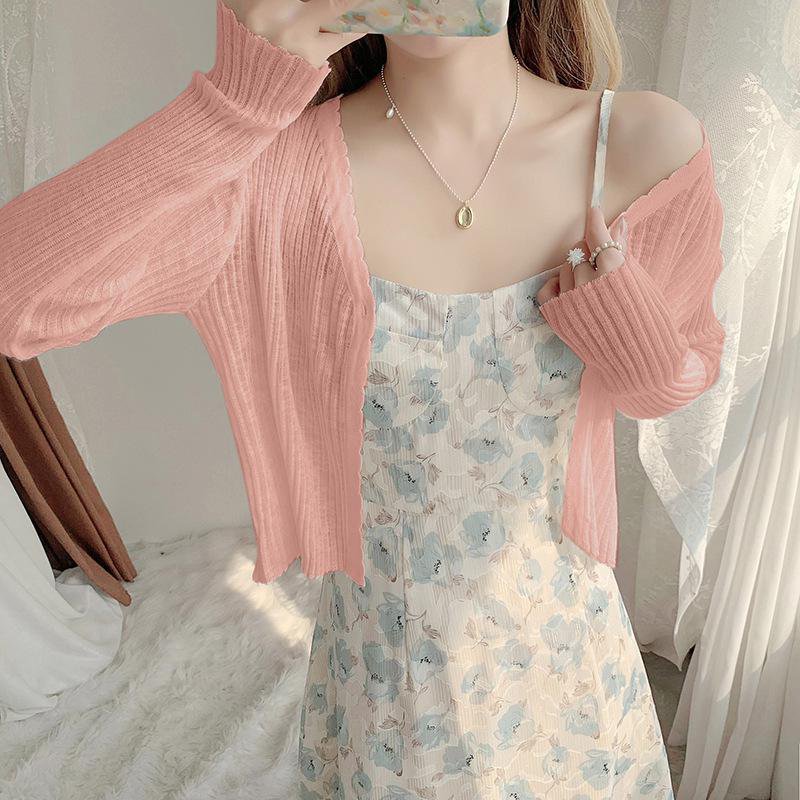 여름 얇은 슬립에 가디건 블라우스 자외선 차단  니트 스커트에 짧은 점퍼를 입는다