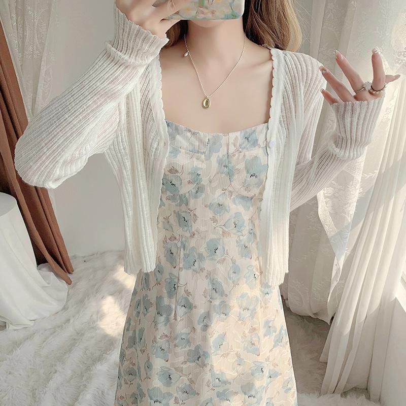 페미닌한 분위기의 여름 니트 스커트 코디