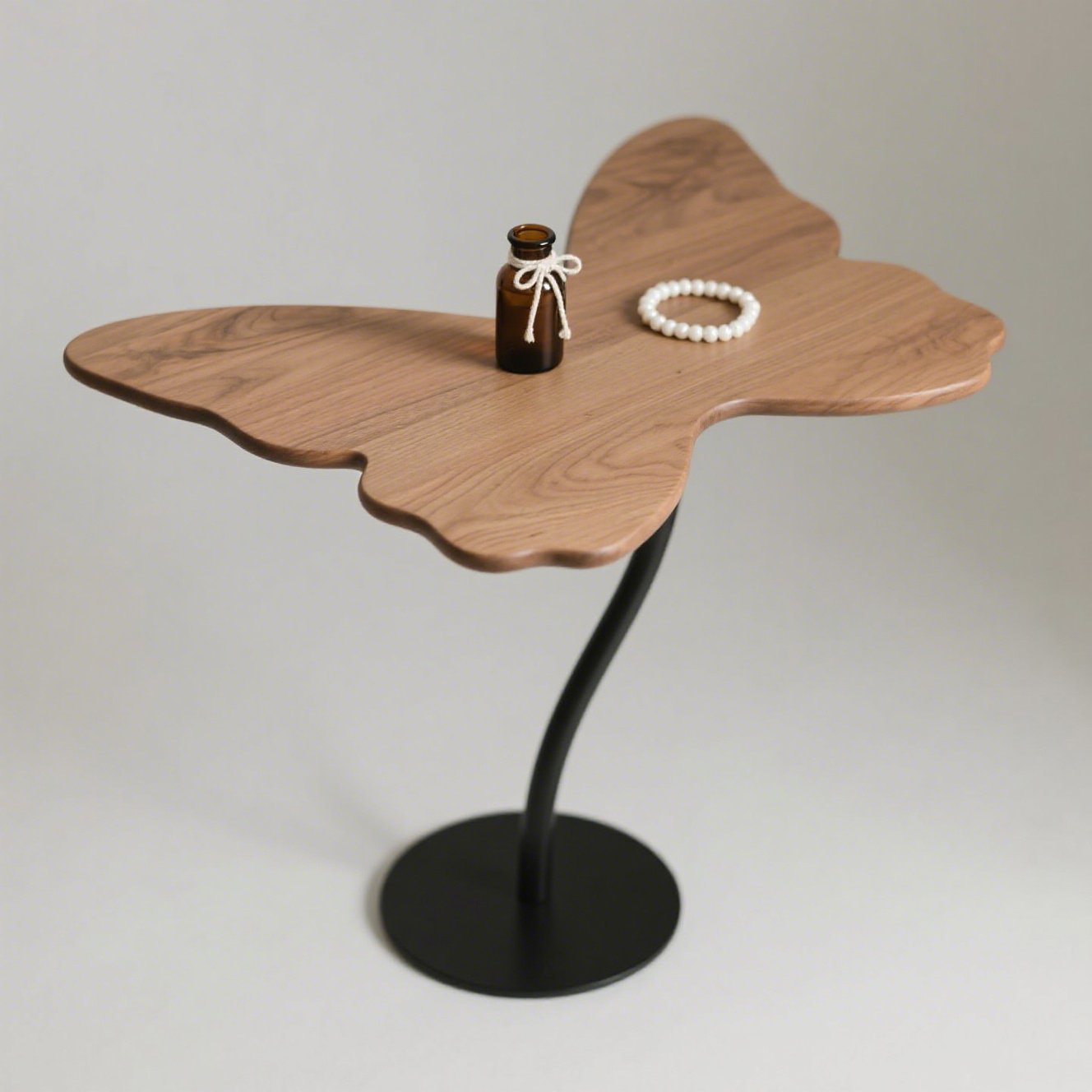 Detail motýlího designu rohového stolku