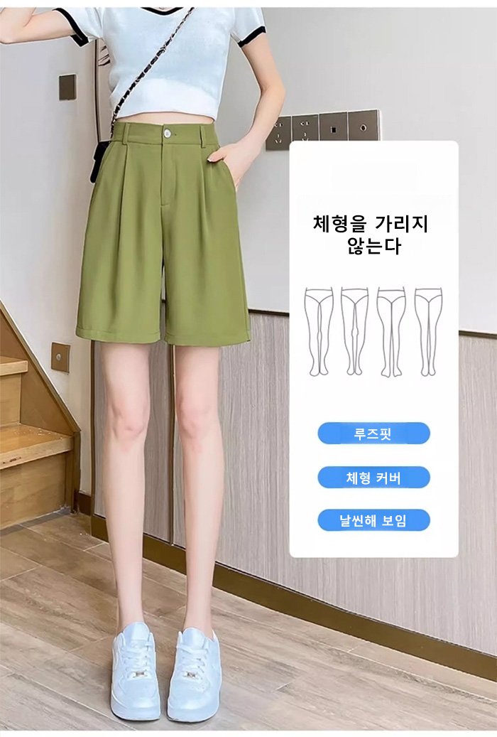 여성이 착용한 하이웨스트 와이드 5부 팬츠 스타일링