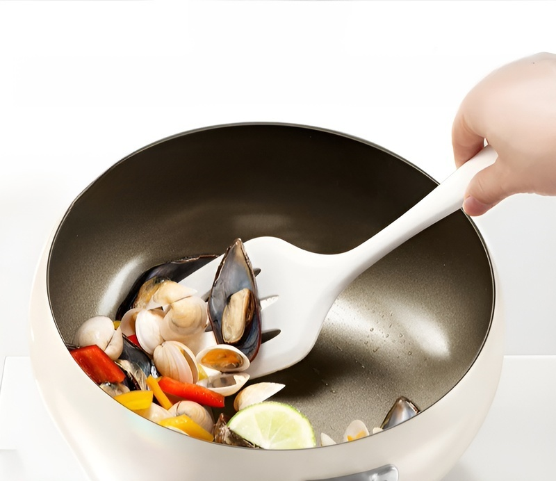 새로운 가정용 작은 철냄비 크리스털냄비 미니 작은 끈적임 큰 배 볶음냄비 여자 좋은 도우미 티타늄 크리스털 작은 철냄비