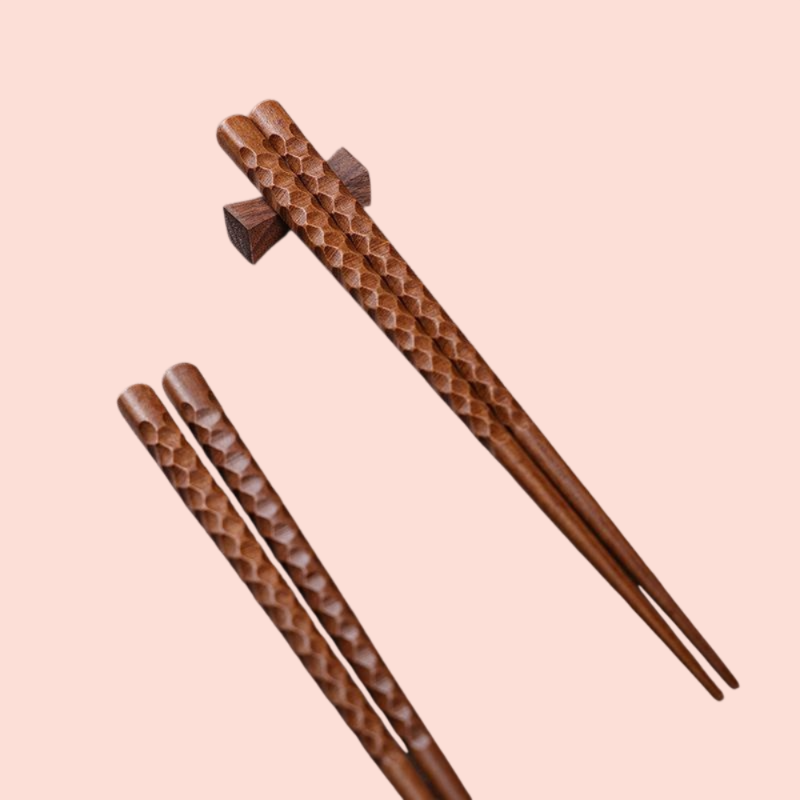 手彫りの尖った寿司用箸