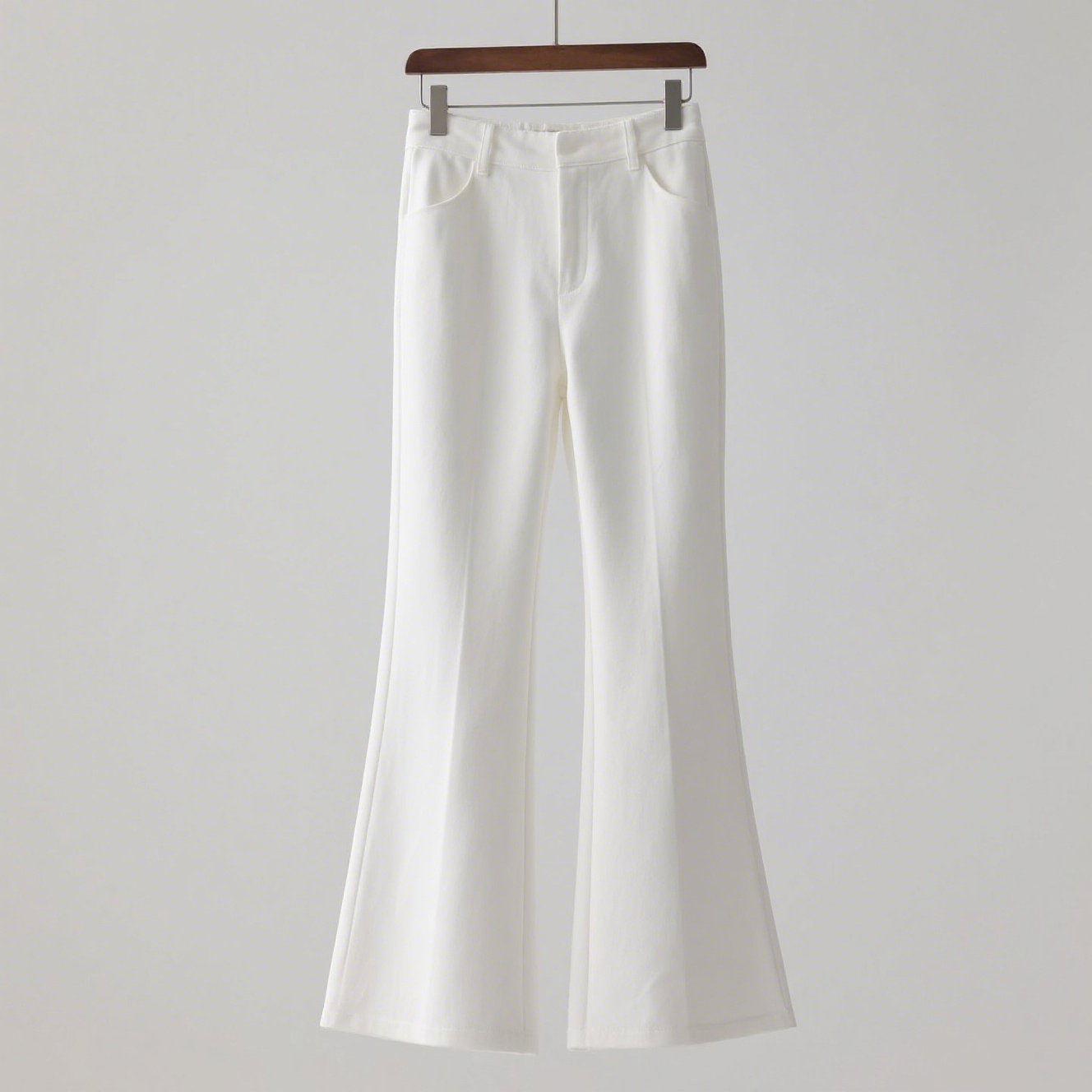 美脚効果のあるフレアスラックス着用イメージ