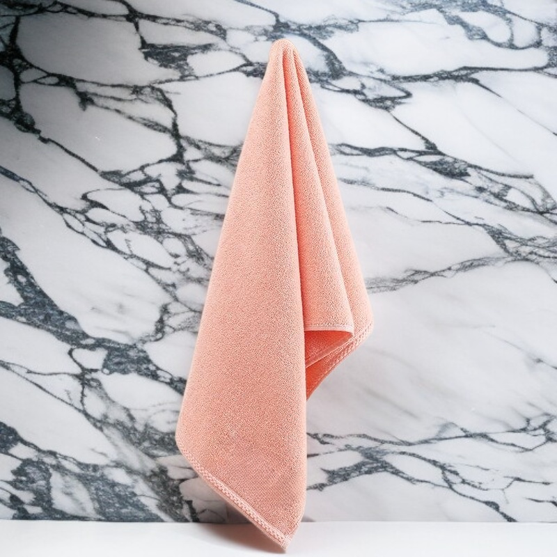 흡수력 좋은 수건으로 침대 오염 방지