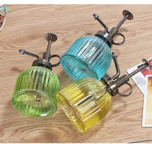 Vintage barevné skleněné konve na zalévání
