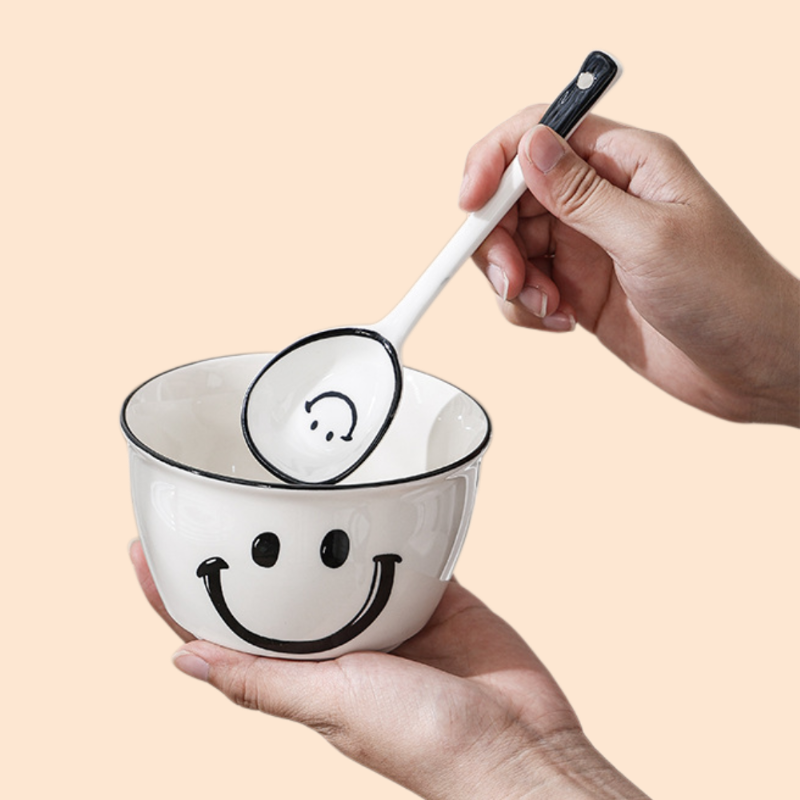 かわいい笑顔の陶器ボウル