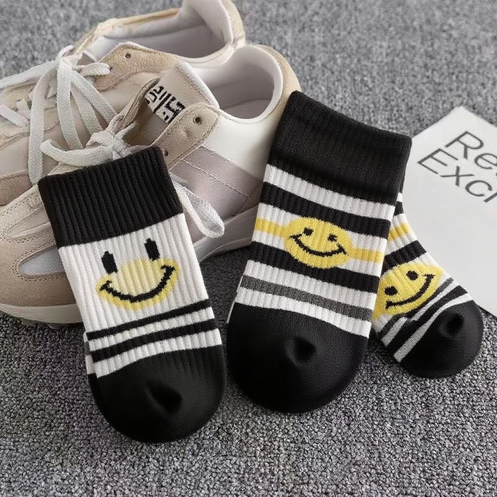 스마일 디자인의 귀여운 여중목 패션 양말