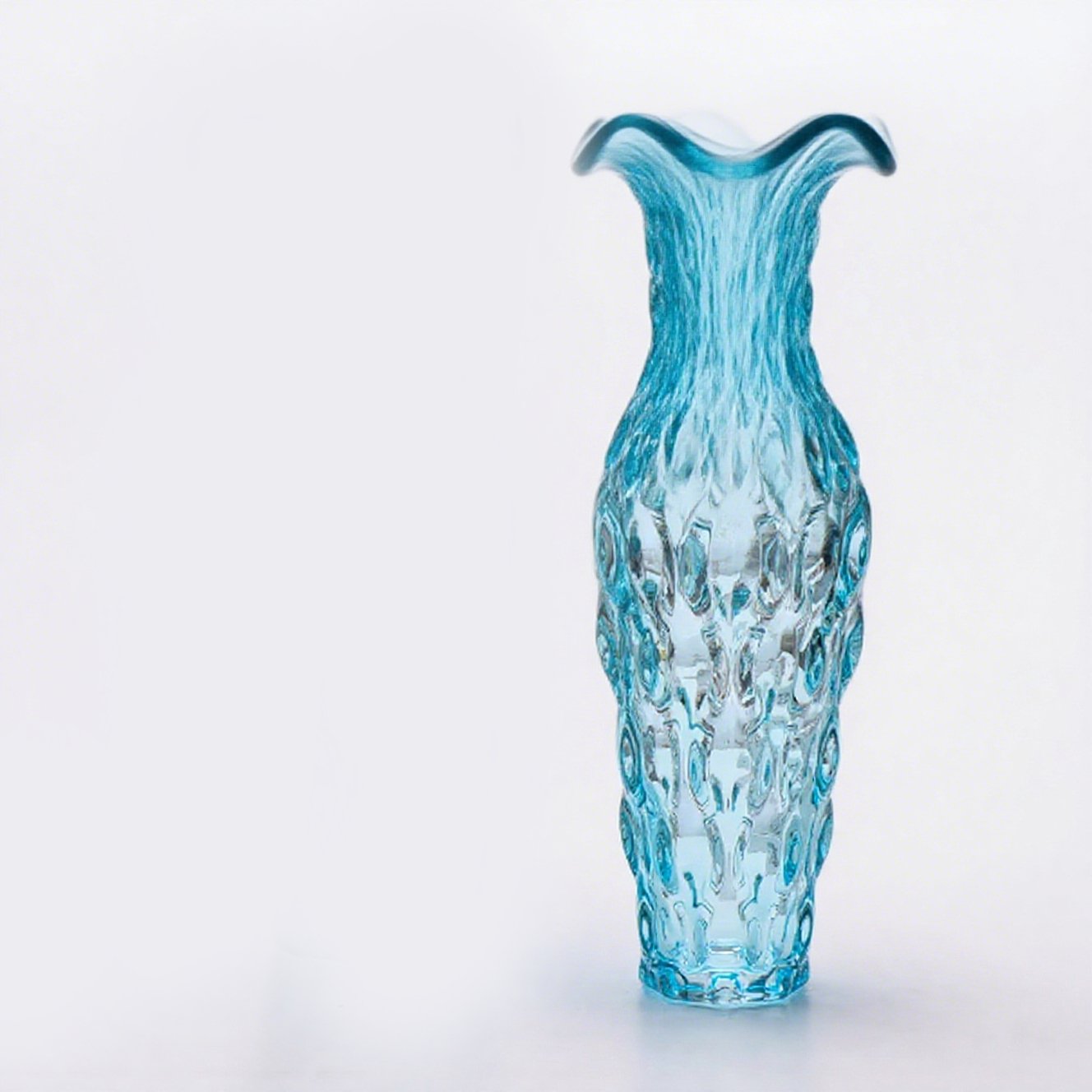 Detail modré křišťálové vázy