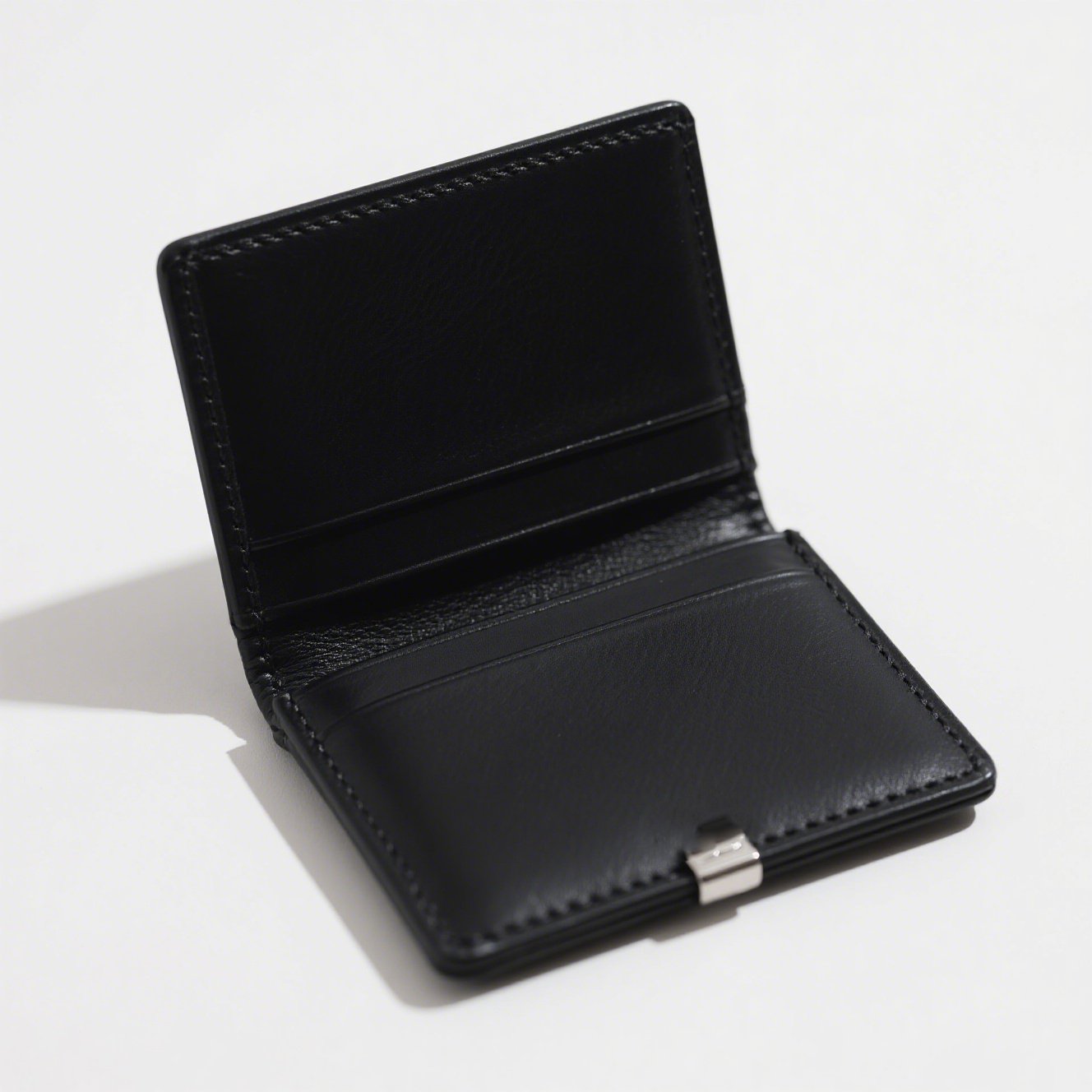 Černé kožené pouzdro na peníze otevřené s bankovkami