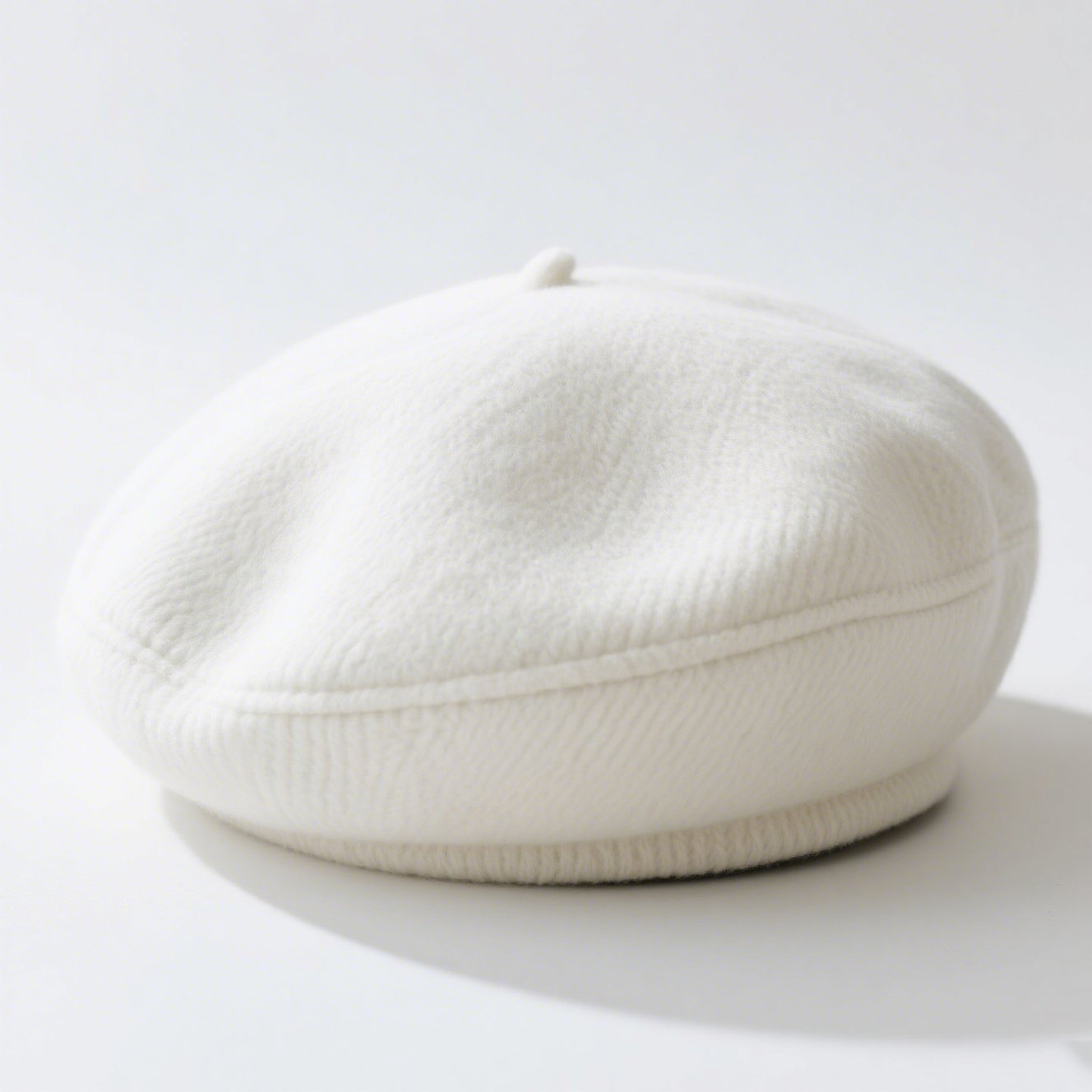 Elegantní baret z australské vlny na modelce