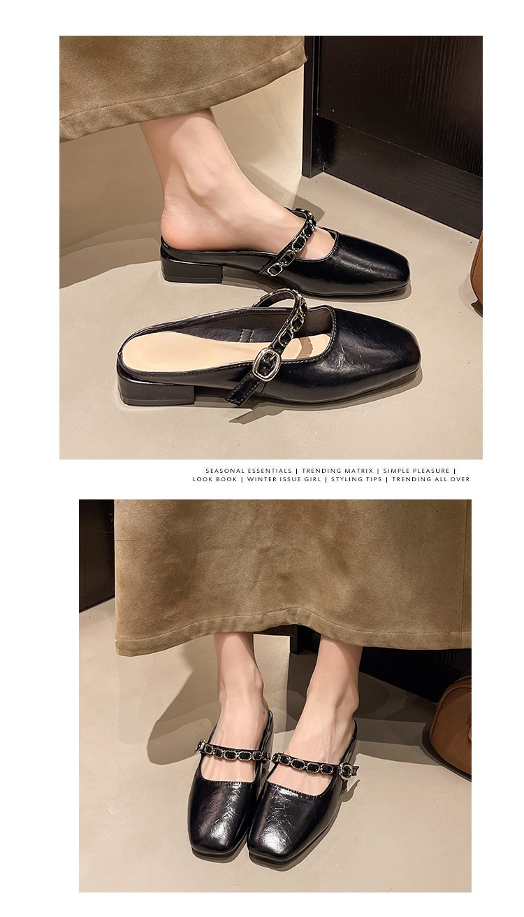 チェーンアクセントが特徴のファッションサンダル