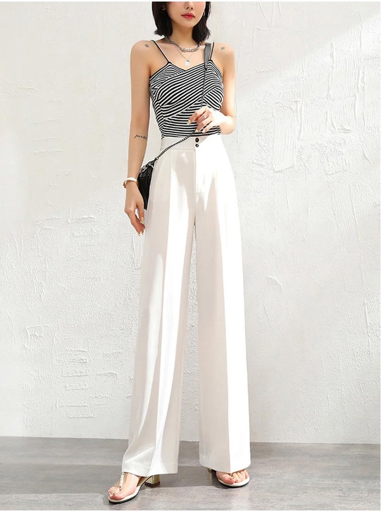 季節を問わず使えるハイウエストスラックス