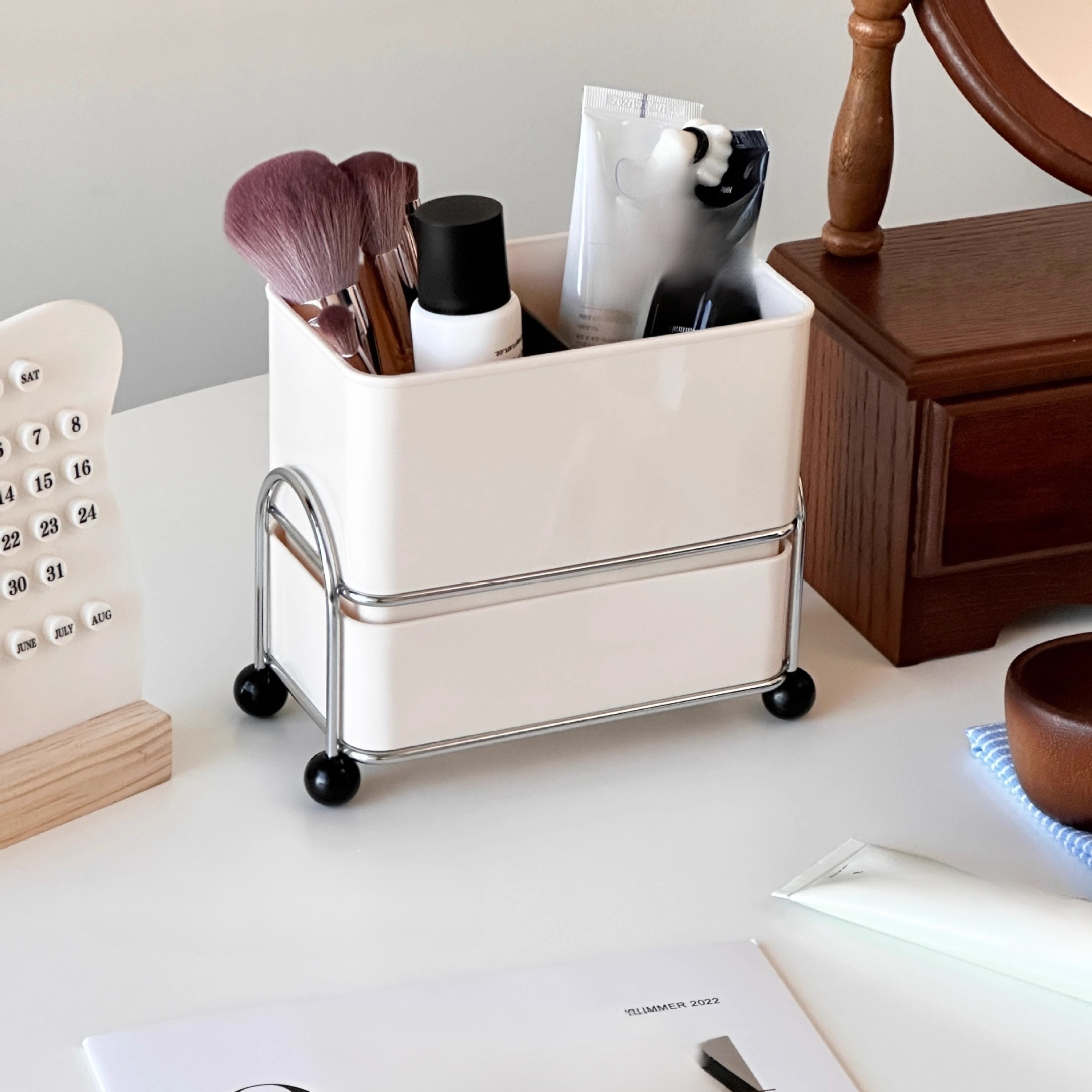 化粧品やアクセサリーも収納できるラック