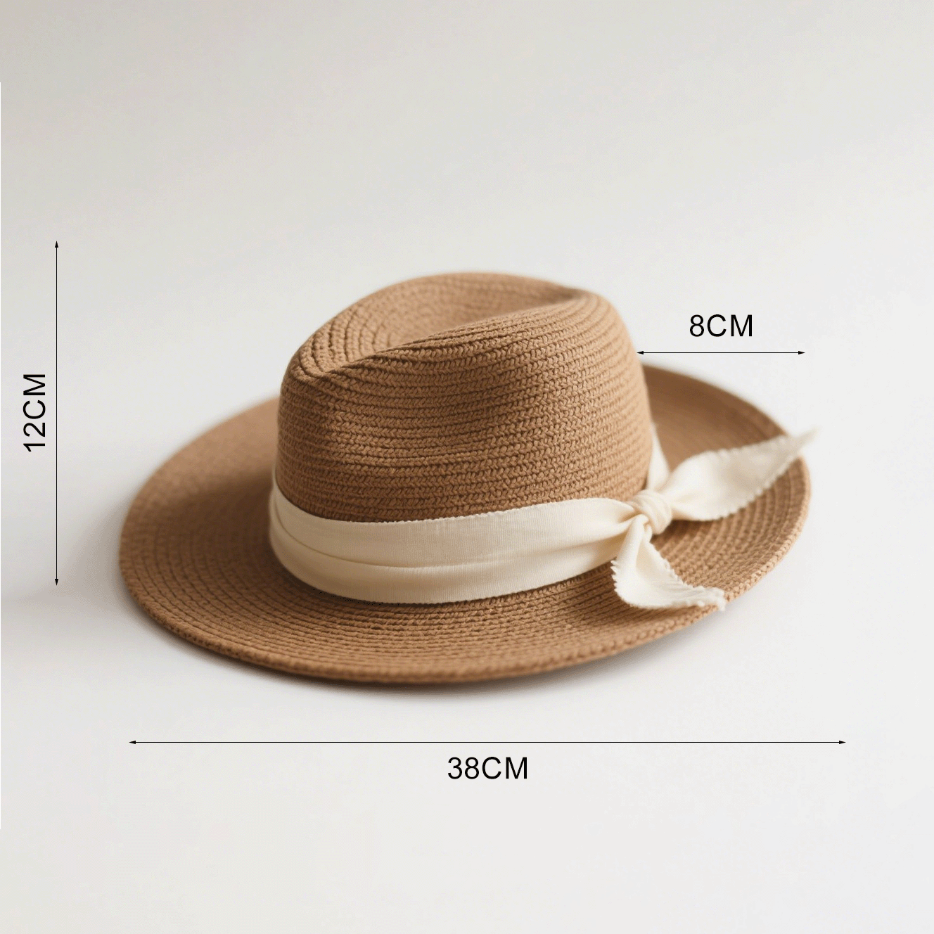 Lányka kézzel szőtt átlátszó szalmakalap széles karimával oldalnézet