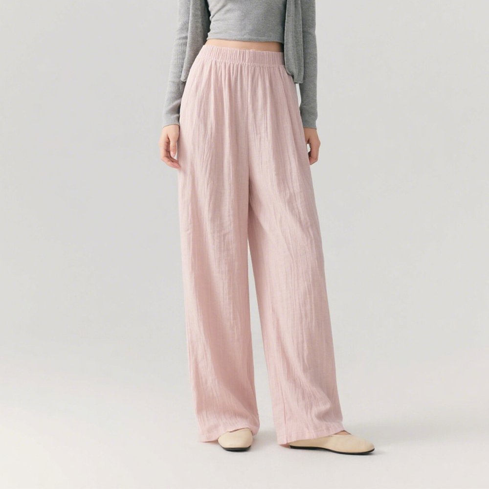 모델이 착용한 와이드 텍스처 팬츠 전신샷