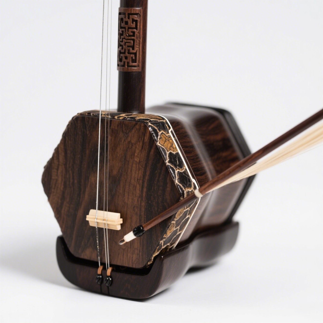 Luxusní erhu z ořechového dřeva detailní pohled