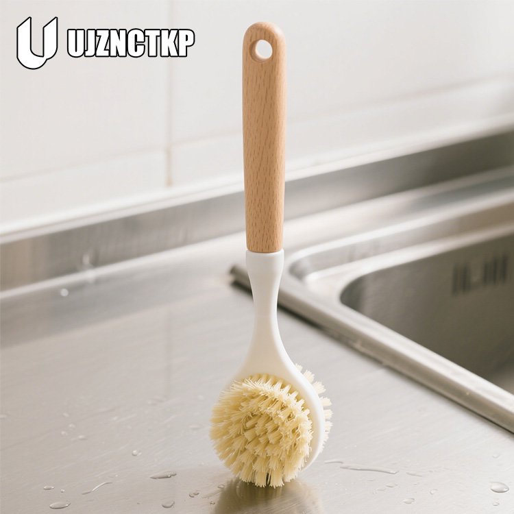 냄비에 사용 중인 손상 방지 브러시