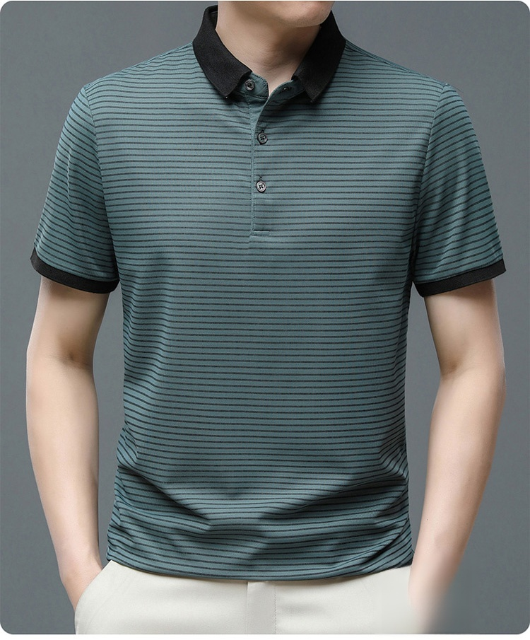 カジュアルコーディネートのポロシャツ着用例